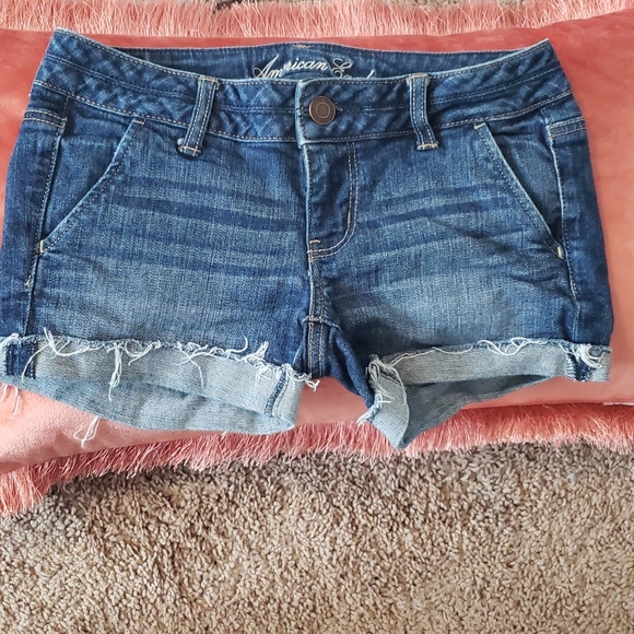 American Eagle Denim Shorts Size 4 Distressed Hem. Like New. - Picture 3 of 8